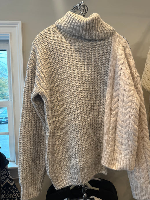 COLOR BLOCK TURTLE NECK SWEATER