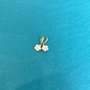 CLOVE AND PEARL FRENCH BACK EARRING