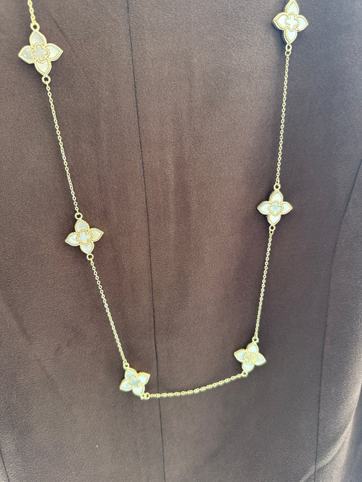 WHITE CLOVE NECKLACE
