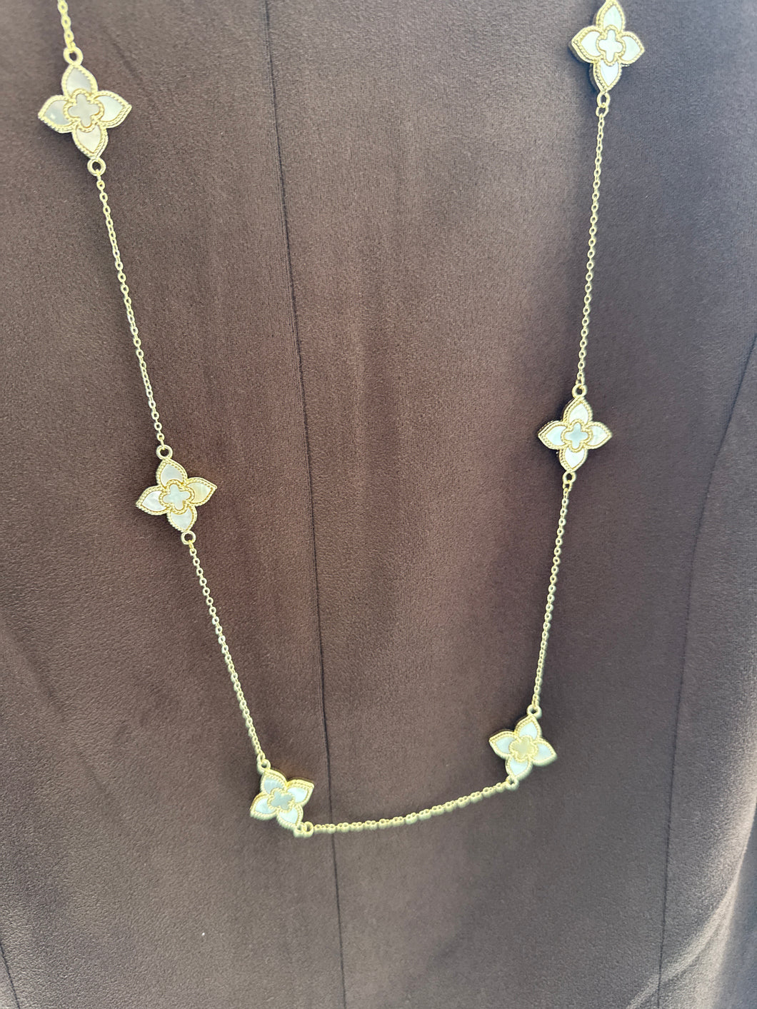 WHITE CLOVE NECKLACE