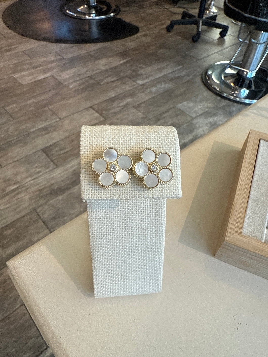 FLOWERED WHITE CLOVE STUD