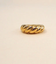 Crest Ring